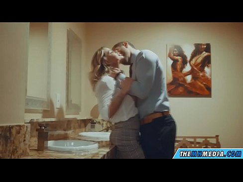 ❤️ Ha blonde e mahlahahlaha e u eka ka kamoreng ea ho phomola ea sechaba Porno ❌️❤
